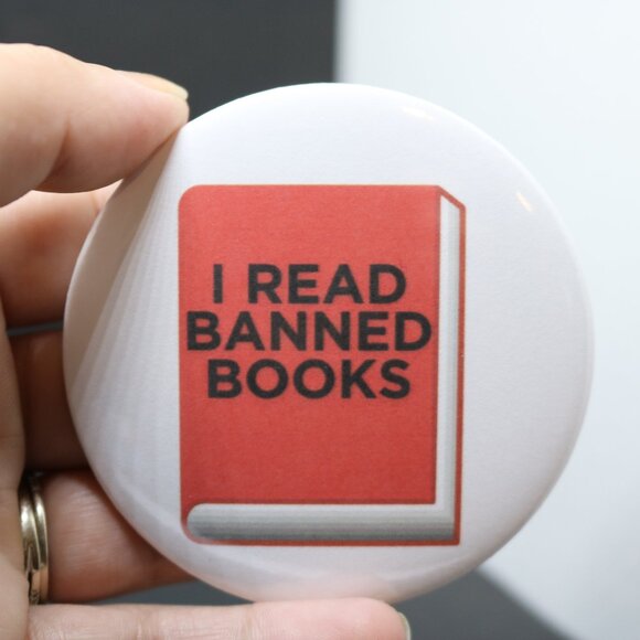 I READ BANNED BOOKS BUTTON - Picture 1 of 1